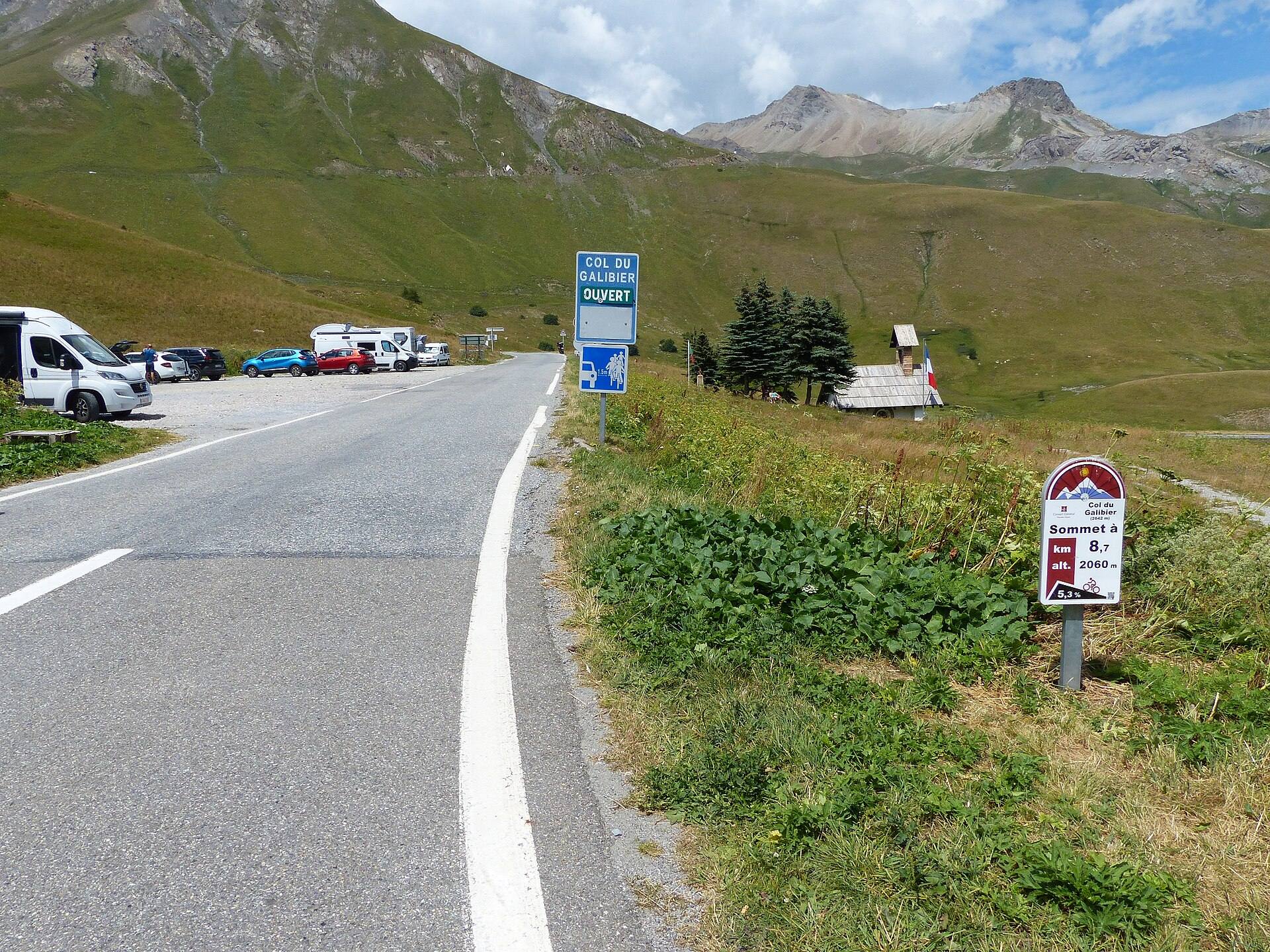 Panneau cycliste indiquant la distance et la pente vers le col du Galibier, au bord de la D902 au Lautaret