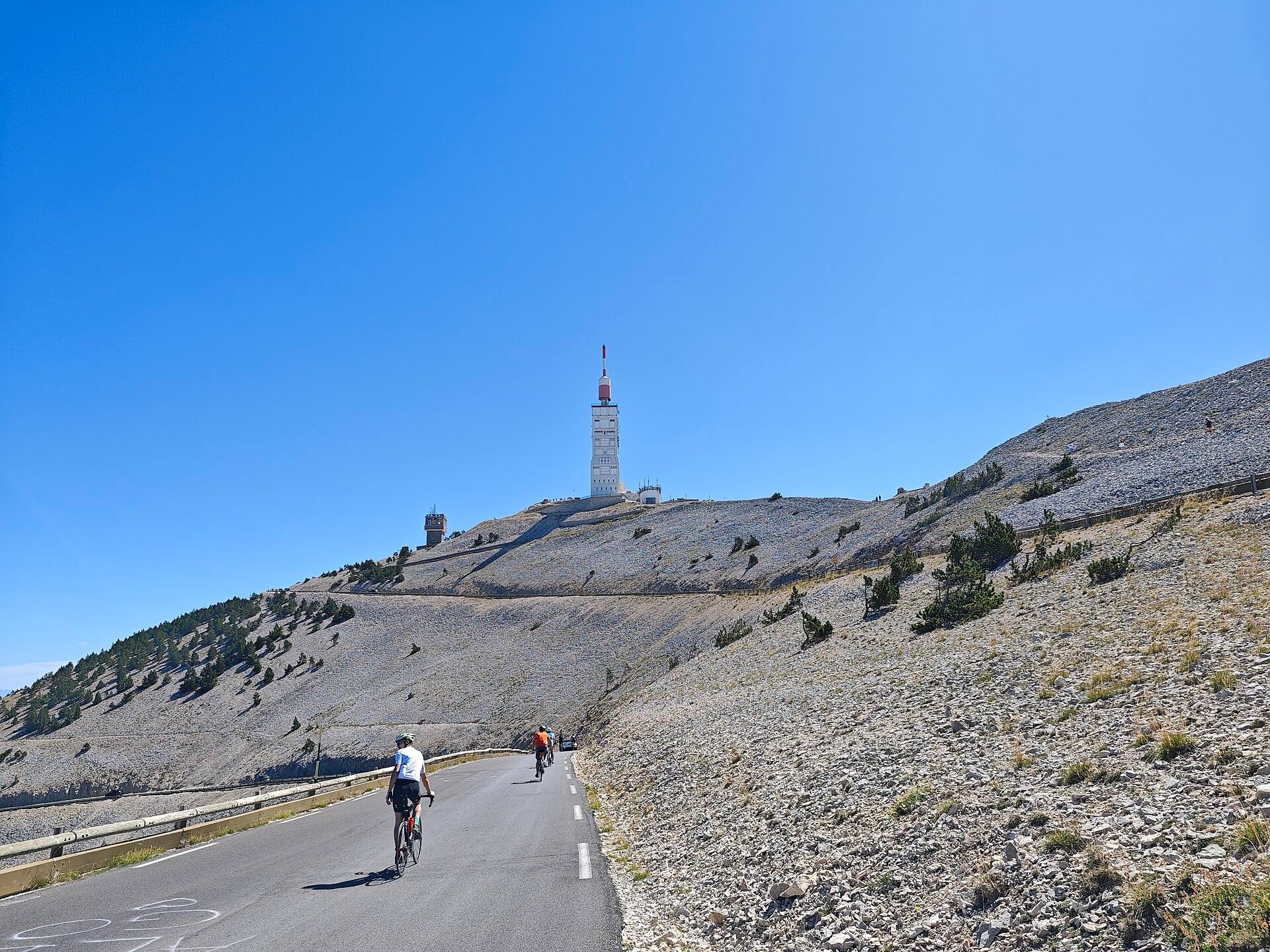 Route du Mont Ventoux dans les éboulis calcaires blancs, l'émetteur du sommet sous un ciel bleu